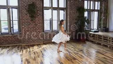 穿着白色<strong>芭蕾舞</strong>服和尖角鞋的可爱<strong>少女芭蕾舞</strong>演员正在<strong>芭蕾舞</strong>学校的舞厅里跳舞